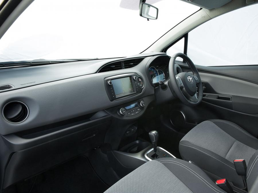  Toyota Yaris Hybrid 2014 года  (UK) (фото 10 из 10)